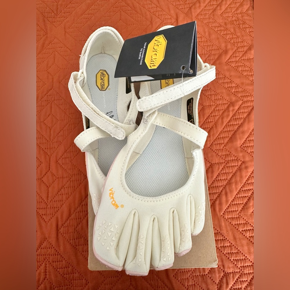 Brand New Sold out Vibram V-Soul Women’s Ivory/ Dusty Pink